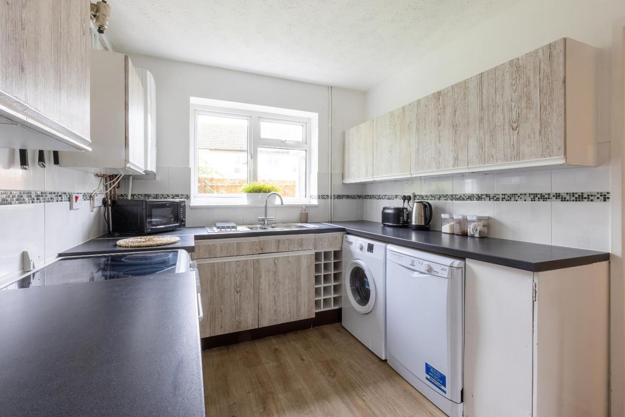 The Conifers Large Detached Home With Off Street Parking Witney Exterior foto