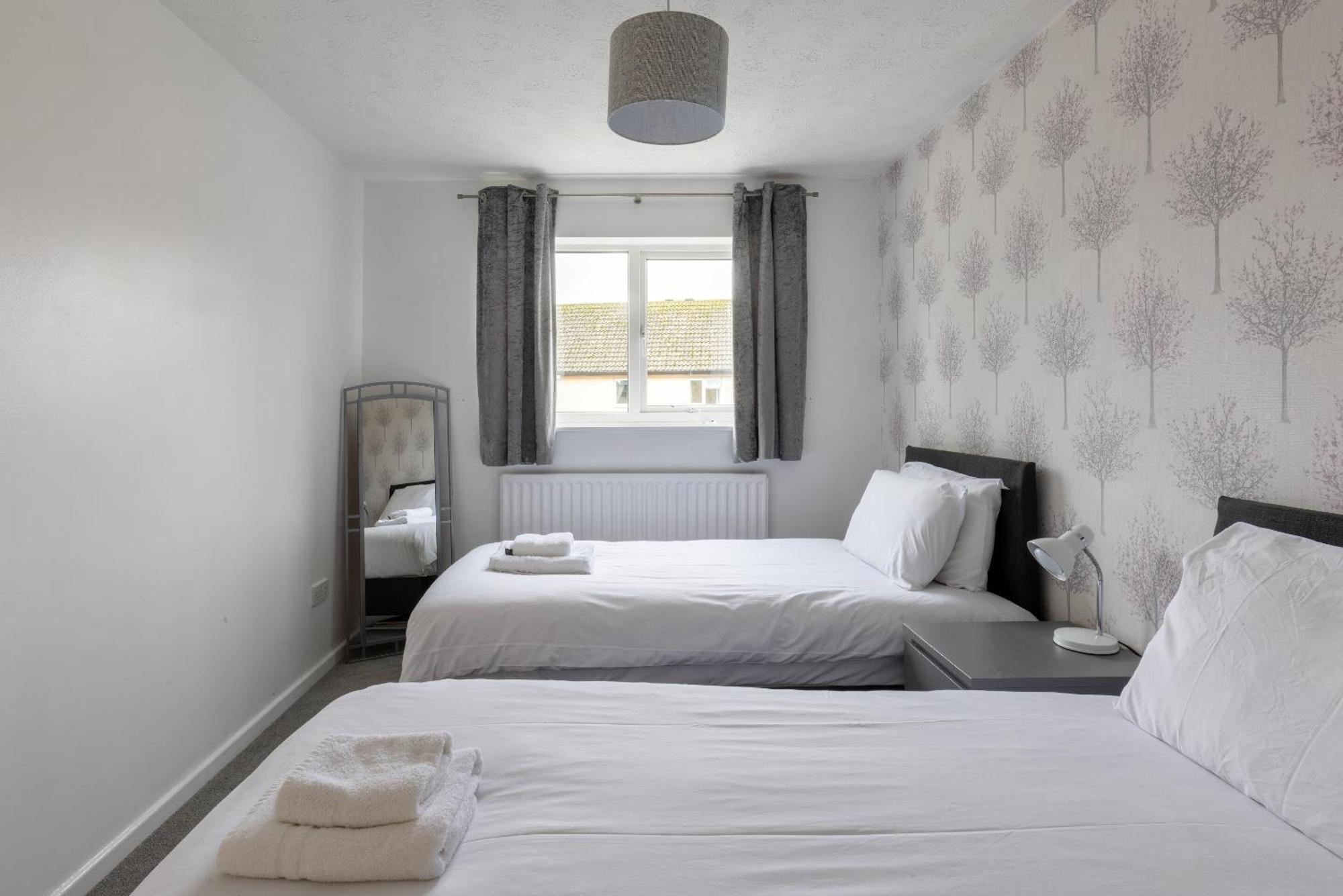 The Conifers Large Detached Home With Off Street Parking Witney Exterior foto